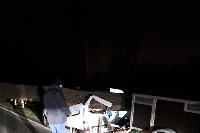 Une grume de bois tombe sur un véhicule tractant une remorque à chiens