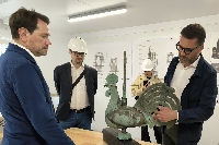 Le coq de la Basilique Notre-Dame d'Espérance, à Charleville-Mézières, descend de son clocher pour une cure de jouvence