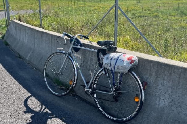 Un ressortissant Hollandais à vélo  sur l'A 304  